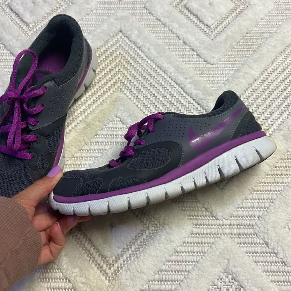 NIKE Tennis Shoes - Picture 4 of 9